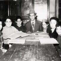 חכמי הקהילות מחו על עיסוק לא מספק במקרא ועל הנזקים החינוכיים שבמצב זה. המורה מישל כהן ותלמידיו בבית הספר "כותאב קיסראווי". אריאנה, תוניסיה, 1960 בקירוב. | באדיבות מוזיאון העם היהודי בבית התפוצות, המרכז לתיעוד חזותי ע"ש אוסטר; באדיבות רולאן פלוס, סרסל