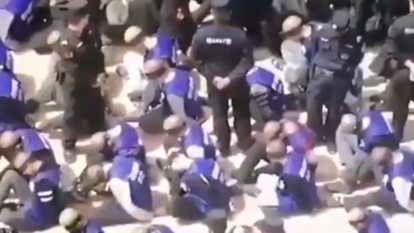 אויגורים כפותים בתחנת רכבת בסין. | מסך מטוויטר אויגורים כפותים בתחנת רכבת בסין. | מסך מטוויטר