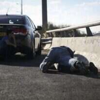 אזרחים במרכז הארץ תופסים מחסה בזמן ירי טילים מעזה. | הדס פרוש, פלאש 90