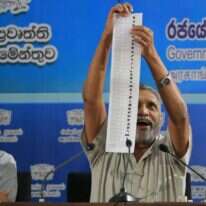 יו"ר ועדת הבחירות של סרי לנקה מסביר את אופן ההצבעה לקראת הבחירות, קולומבו, 3 באוגוסט, י"ג באב. | גטי אימג'ס