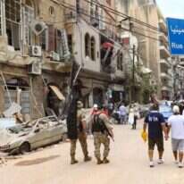 תושבים וחיילים בוחנים את ההרס באחד הרחובות במרכז ביירות, אתמול | איי.אף.פי