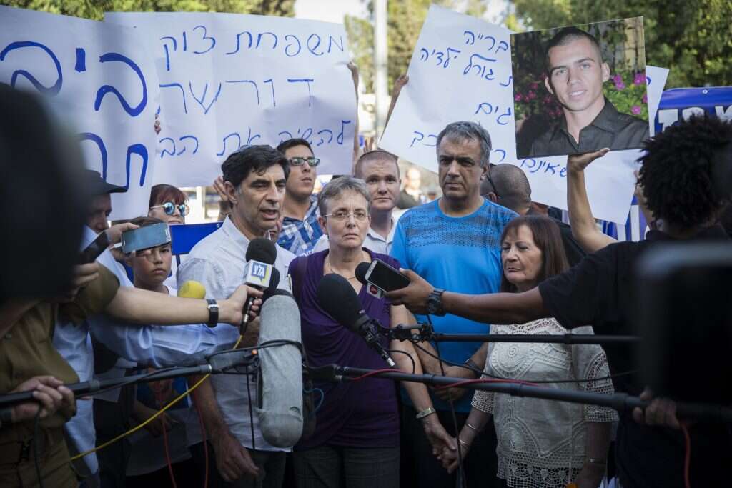 הוריהם של נעדרי צוק איתן מפגינים במאהל מחאה בירושלים, ארכיון. | הדס פרוש, פלאש 90