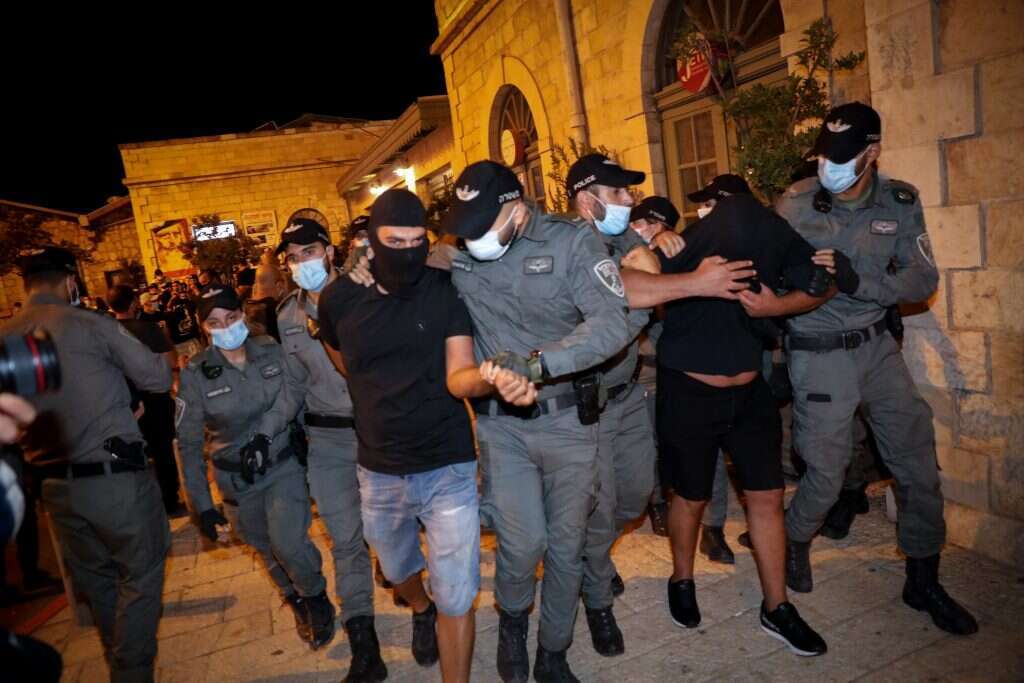 מעצר פעילי ארגון לה פמיליה במתחם התחנה בירושלים, בשבוע שעבר. | אוליבייה פיטוסי, פלאש 90