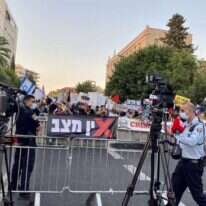 מפגינים נגד נתניהו בכיכר פריז בירושלים. | אריאל שנבל