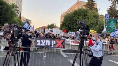 מפגינים נגד נתניהו בכיכר פריז בירושלים. | אריאל שנבל