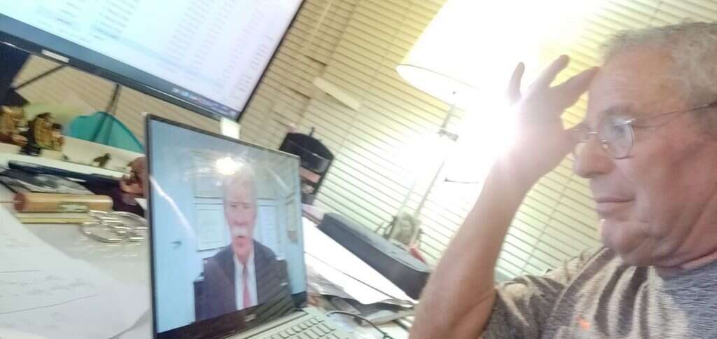 בולטון במהלך הריאיון למקור ראשון בולטון במהלך הריאיון למקור ראשון