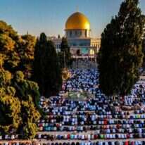 תפילת המוסלמים ההמונית בהר הבית, כאשר הם פונים לכיוון מכה ואחוריהם לכיפת הסלע. | AFP