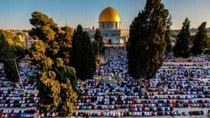 תפילת המוסלמים ההמונית בהר הבית, כאשר הם פונים לכיוון מכה ואחוריהם לכיפת הסלע. | AFP