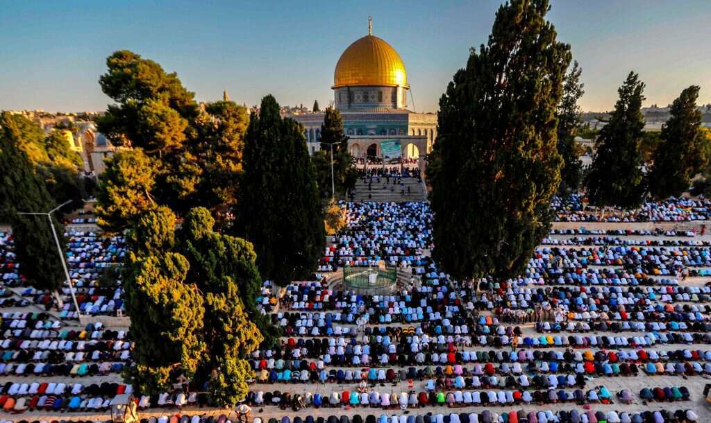 תפילת המוסלמים ההמונית בהר הבית, כאשר הם פונים לכיוון מכה ואחוריהם לכיפת הסלע. | AFP