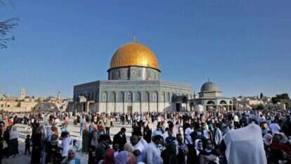 תפילת המוסלמים ההמונית בהר הבית, לפני כשבוע. | AFP תפילת המוסלמים ההמונית בהר הבית, לפני כשבוע. | AFP