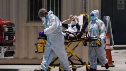 פינוי חולת קורונה בבית חולים בפלורידה. | AFP