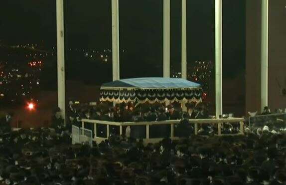 חתונת ההמונים בצל הקורונה בחסידות בעלזא. | מסך מתוך כאן חדשות