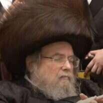 האדמו"ר מבעלזא בחתונת נכדו. | מסך מתוך כאן חדשות האדמו"ר מבעלזא בחתונת נכדו. | מסך מתוך כאן חדשות