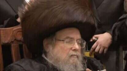 האדמו"ר מבעלזא בחתונת נכדו. | מסך מתוך כאן חדשות