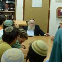 אהב לבוא לישיבה, לדבר עם התלמידים ללא גינונים ומניירות. הרב שטיינזלץ עם תלמידים בישיבת מקור חיים, 2014. | יח"צ מקור חיים