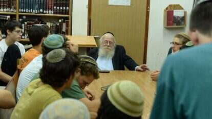 אהב לבוא לישיבה, לדבר עם התלמידים ללא גינונים ומניירות. הרב שטיינזלץ עם תלמידים בישיבת מקור חיים, 2014. | יח"צ מקור חיים