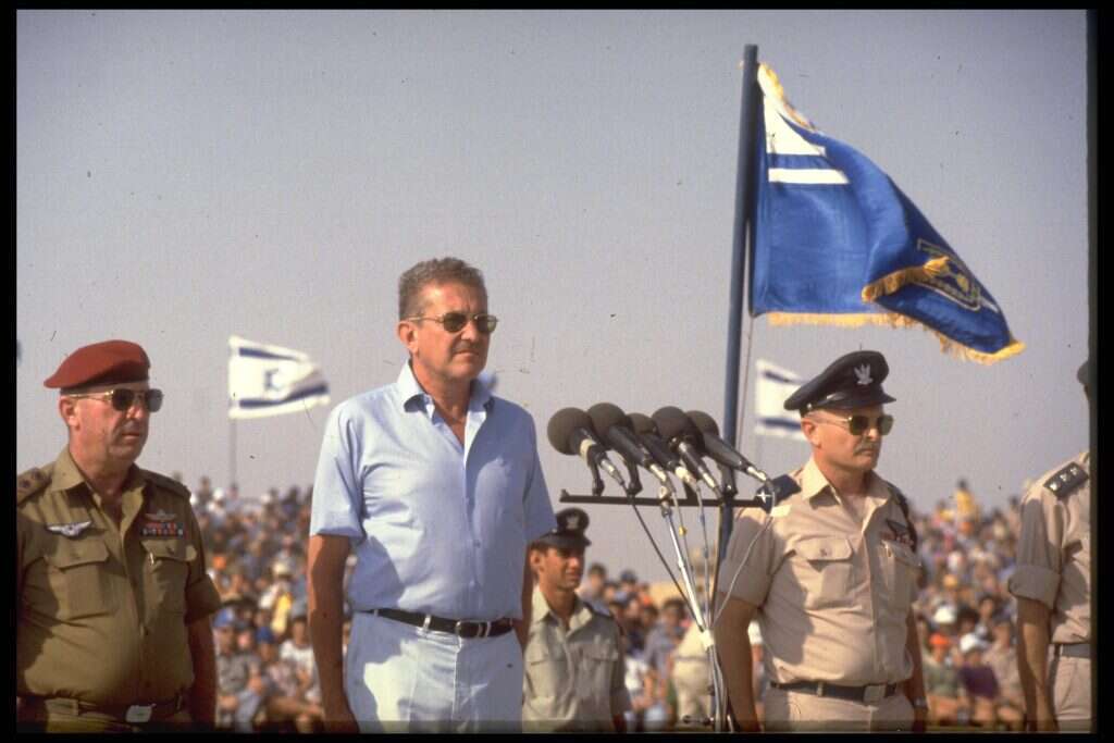 "החבר'ה האלה יכולים להיות מסוכנים". עזר ויצמן. | יעקב סער, לע"מ