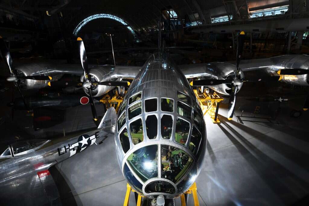 12 אנשי צוות על הסיפון ופצצת אורניום במשקל חמישה טונות מאחור. המטוס המשוחזר. | מאט מקליין, וושינגטון פוסט