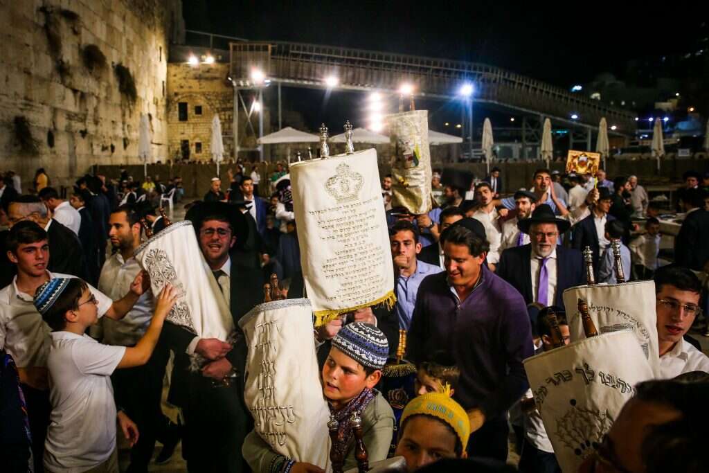 כשהקהילה תתרחב ולא תכלול רק את המתפללים הקבועים, יהיה קל יותר לייצר מודל כלכלי. הקפות שניות (למצולמים אין קשר לכתבה). | פלאש 90