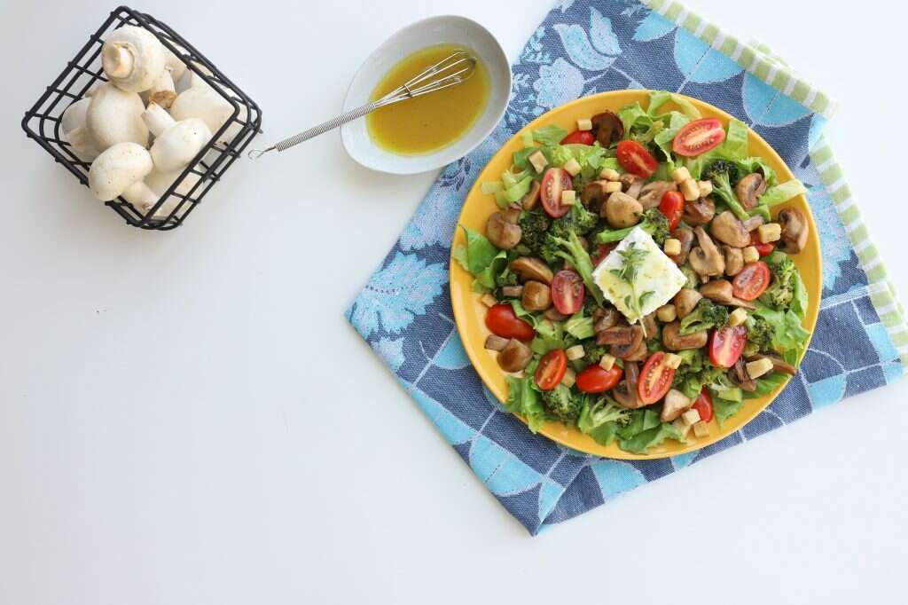 סלט פטריות מוקפצות עם ברוקולי ועגבניות. | אפרת ליכטנשטט