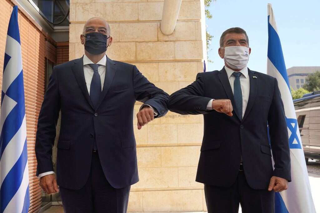 שר החוץ גבי אשכנזי וניקוס דנדיאס שר החוץ היווני. | EPA