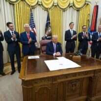 טראמפ וצוות השלום האמריקני במסיבת העיתונאים. | EPA