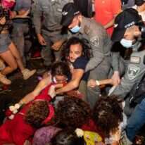 "תיעוד במרחב הציבורי לא רק מותר, הוא גם חלק מזכותו של האזרח לחופש הביטוי". מפגינים בבלפור. | יונתן זינדל - פלאש 90