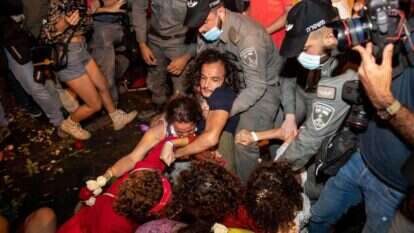 "תיעוד במרחב הציבורי לא רק מותר, הוא גם חלק מזכותו של האזרח לחופש הביטוי". מפגינים בבלפור. | יונתן זינדל - פלאש 90