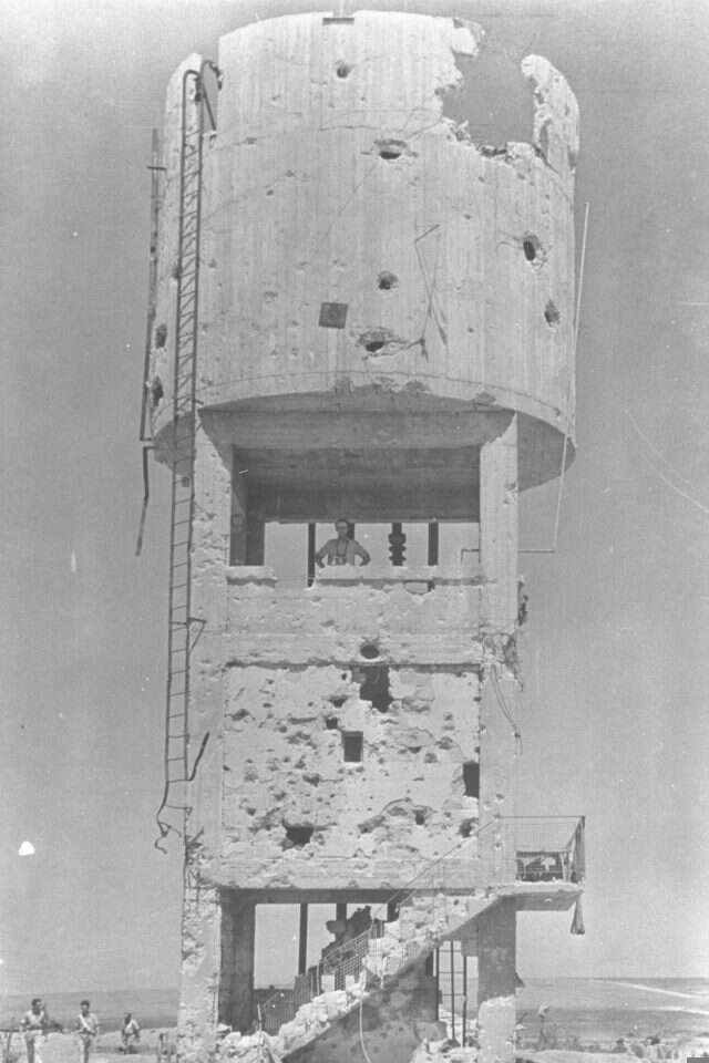 מגדל המים בבארות יצחק הישנה. | לע"מ