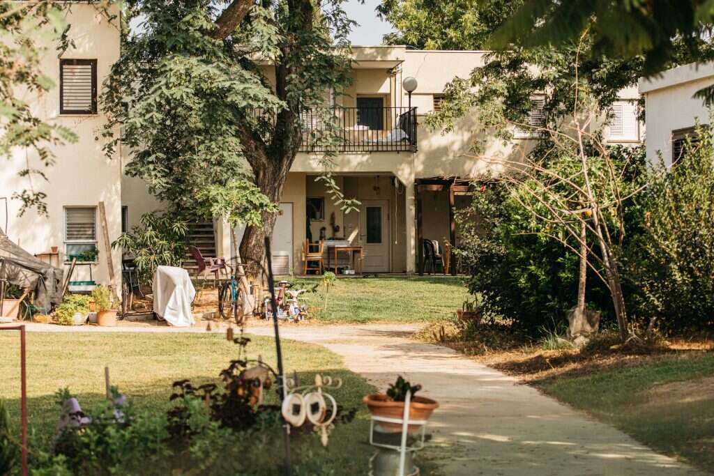 שיתופי, אבל כנראה לא לעוד הרבה זמן. קיבוץ בארות־יצחק היום. | אבישג שאר-ישוב