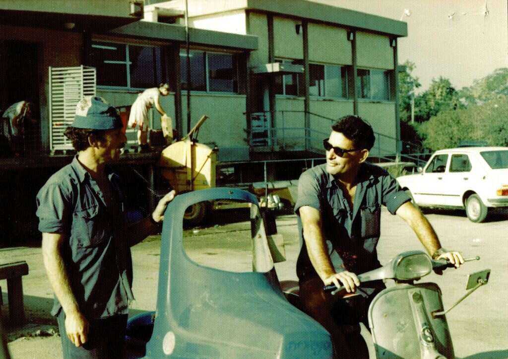 "הגורם החברתי חשוב בקיבוץ יותר מהגורם הדתי". ברוכי בצעירותו וחבר משק. | מתוך האוסף המשפחתי