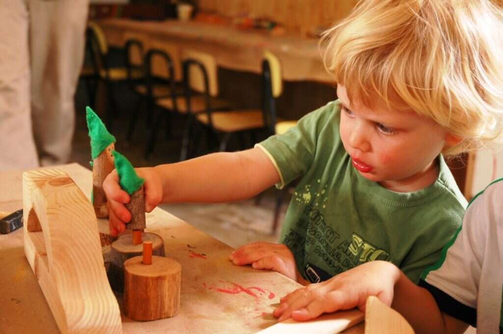 הנגריה של סבא יוסי, נמל עין גב