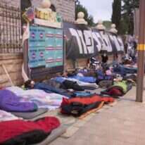 שינה בציבור. 05:39 בבוקר על המדרכה ליד טרה סנטה