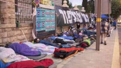 שינה בציבור. 05:39 בבוקר על המדרכה ליד טרה סנטה