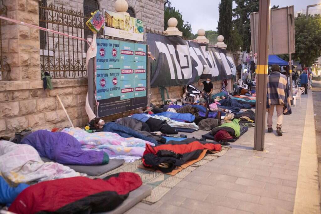 שינה בציבור. 05:39 בבוקר על המדרכה ליד טרה סנטה
