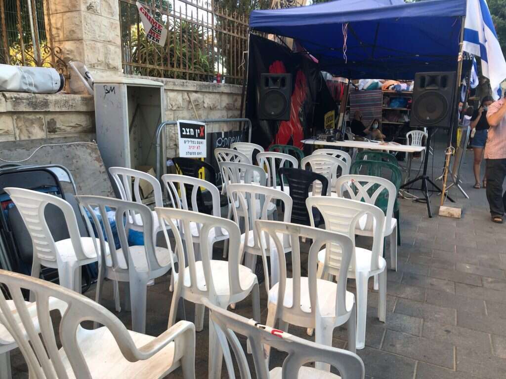 מוכנים להרצאת הערב. המחאה על המדרכה. | אילת כהנא