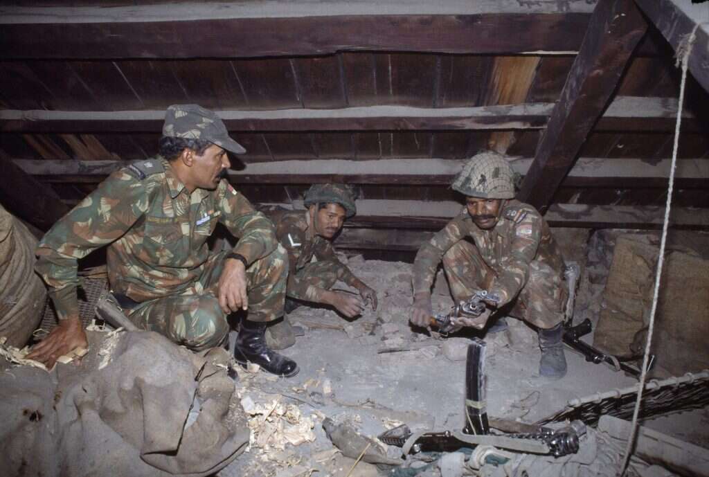 שטח מריבה עקוב מדם. חיילי צבא הודו בפשיטה על בית חמוש בקשמיר, 1991. | גטי אימג'ס שטח מריבה עקוב מדם. חיילי צבא הודו בפשיטה על בית חמוש בקשמיר, 1991. | גטי אימג'ס