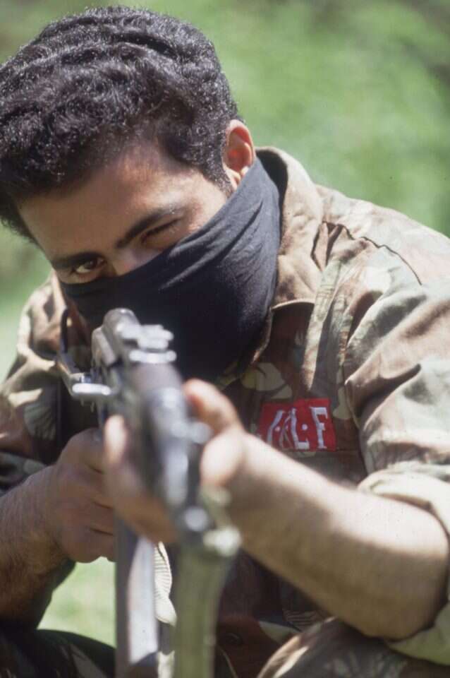 חמושים מסתובבים ברחובות. פעיל טרור של ארגון הגרילה במהלך אימונים (JKLF) החזית לשחרור ג'אמו קשמיר. | גטי אימג'ס חמושים מסתובבים ברחובות. פעיל טרור של ארגון הגרילה במהלך אימונים (JKLF) החזית לשחרור ג'אמו קשמיר. | גטי אימג'ס