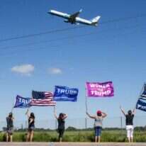 תומכי טראמפ מנופפים למטוס הנשיאותי במנקטו, מינסוטה. יום שני, 17 באוגוסט, כ"ז באב | | סטיבן מטורן, גטי אימג'ס