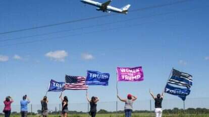 תומכי טראמפ מנופפים למטוס הנשיאותי במנקטו, מינסוטה. יום שני, 17 באוגוסט, כ"ז באב | | סטיבן מטורן, גטי אימג'ס