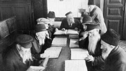 המקצוע הקשה ביותר להוראה. לימוד גמרא בבית אבות בווילנה, 1937. | גטי אימג'ס המקצוע הקשה ביותר להוראה. לימוד גמרא בבית אבות בווילנה, 1937. | גטי אימג'ס