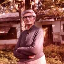 הקדימה את זמנה. דורה אברהמית בקיבוץ אפיקים. | באדיבות מכון גנזים, אגודת הסופרים