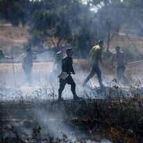 שריפה בשדה סמוך לקיבוץ כיסופים שנפגע כתוצאה מבלוני תבערה ששוגרו מעזה. | AFP