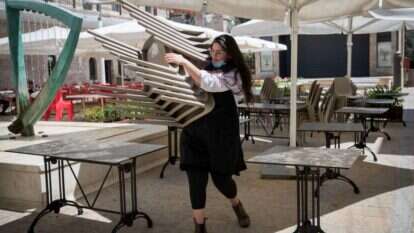 מלצרית במסעדה בירושלים. למצולמת אין קשר לכתבה. | יונתן זינדל, פלאש 90