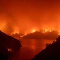 שריפה מסביב לאגם בריסה בקליפורניה. | AFP