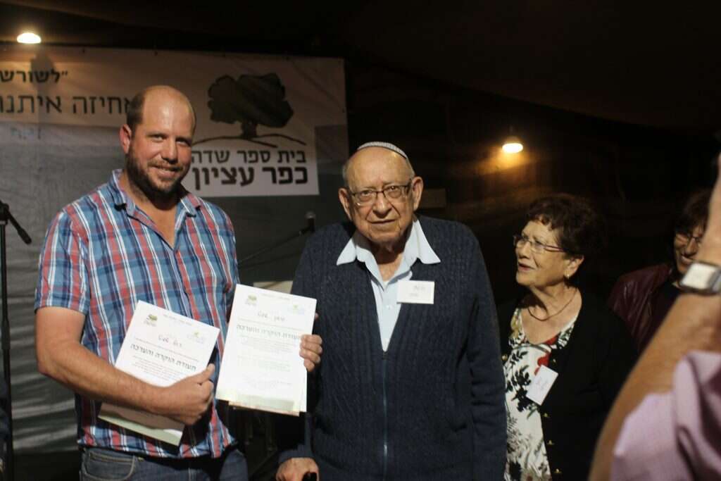 גרשון שפט מקבל אות הוקרה לחלוצי גוש עציון ב-2018