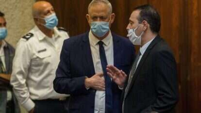 יו"ר הקואליציה מיקי זוהר ושר הביטחון בני גנץ בהצבעה על דחיית אישור התקציב, אתמול. | אורן בן חקון