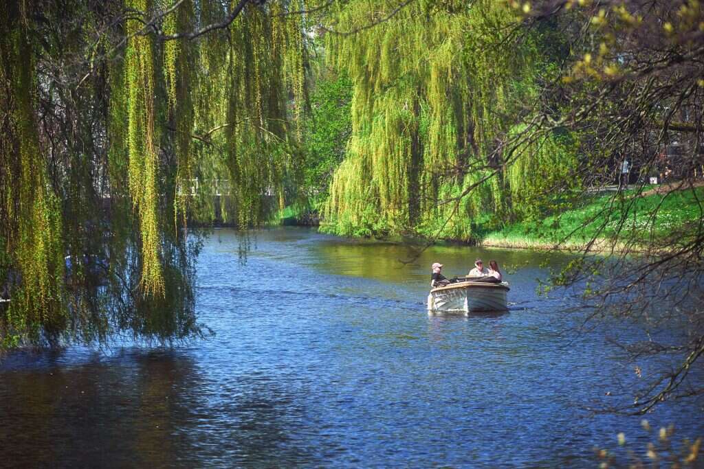וירינחה מפליא לתמלל פסטורליה של שיט תעלות ונופים בצורה שמאפשרת לקורא לנגוס בתמונה המצטיירת. שיט בתעלה באלקמאר, הולנד. | שאטרסטוק