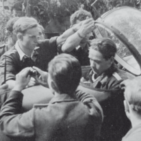 חיילים גרמנים יוצאים למשימת התאבדות מצוידים בגומי לעיסה על בסיס קוקאין | האוסף ההיסטורי של בית הספר של חיל הים הגרמני ב־ Murwik. מתוך הספר "אקסטזה טוטאלית" בעברית, הוצאת מטר