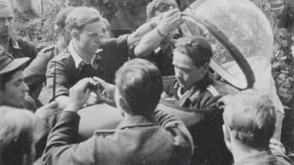 חיילים גרמנים יוצאים למשימת התאבדות מצוידים בגומי לעיסה על בסיס קוקאין | האוסף ההיסטורי של בית הספר של חיל הים הגרמני ב־ Murwik. מתוך הספר "אקסטזה טוטאלית" בעברית, הוצאת מטר